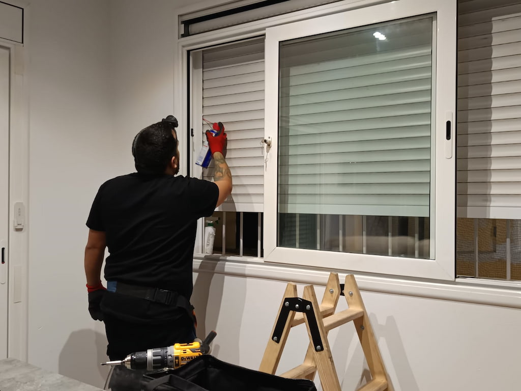 reparacion persianas barcelona poniendo aceite en guias